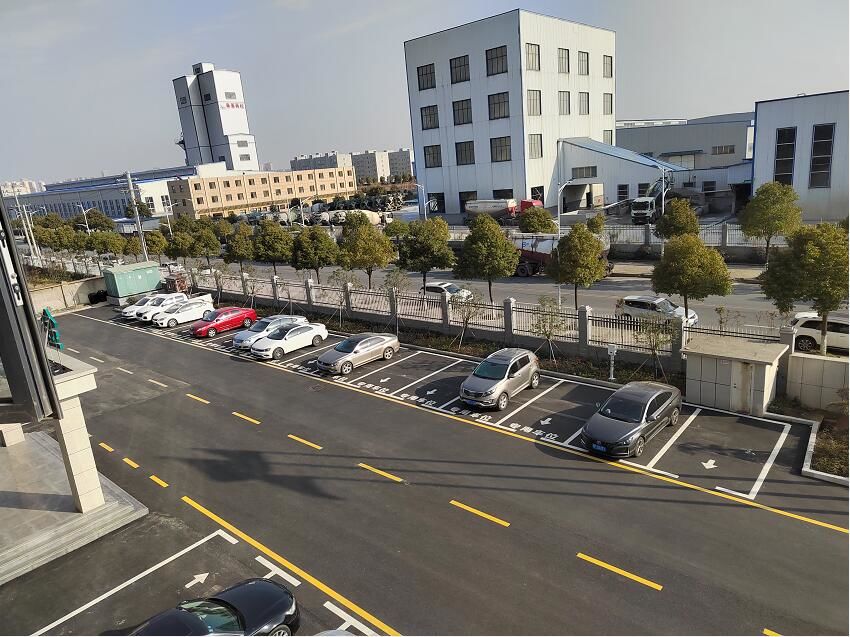 辦公大樓前停車場