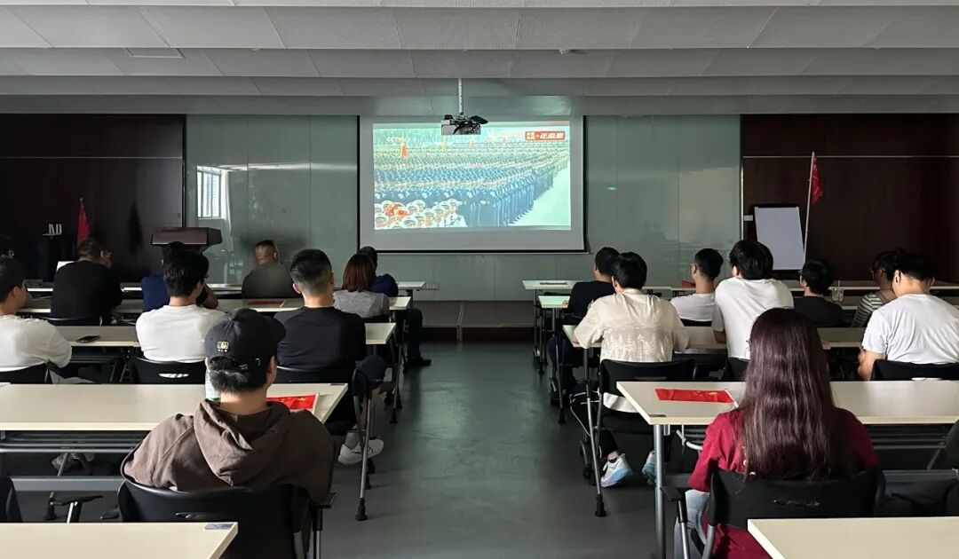 愿以吾輩之青春 捍衛(wèi)盛世之中華 | 江蘇北人組織觀(guān)看九三閱兵儀式 愿以吾輩之青春 捍衛(wèi)盛世之中華 | 江蘇北人組織觀(guān)看九三閱兵儀式